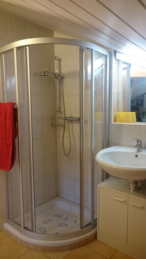 Dusj, hårføner og håndklær