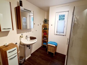 Dusche, Haartrockner, Handtücher, Seife