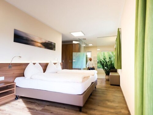 Wheelchair-accessible garden suite with terrace - Landgasthof Hotel Aichingerwirt *** superior