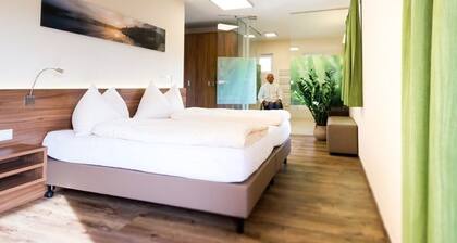 Wheelchair-accessible garden suite with terrace - Landgasthof Hotel Aichingerwirt *** superior