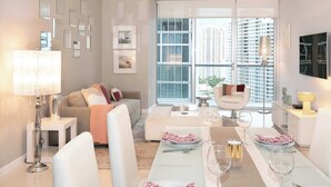 Un salón moderno con comedor, ventanas amplias y vistas a la ciudad.
