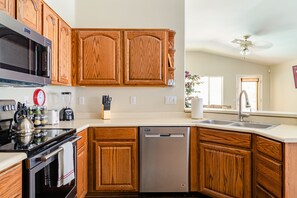 Frigorifero, microonde, forno, piano cottura