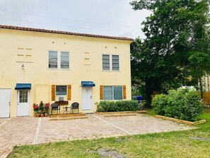 Exterior - Nice Apartment/East Hollywood/2 miles to beach/Sleep 6/Free Parking/BBQ/J-7 (Hollywood)