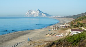 Plage, chaises longues