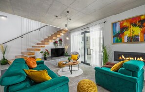 TV connectée, cheminée, table de tennis de table