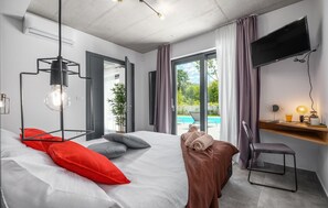 3 chambres, coffres-forts dans les chambres, lit parapluie