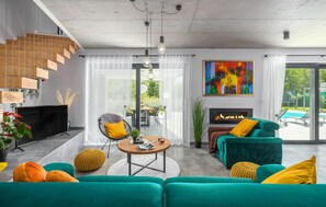 TV connectée, cheminée, table de tennis de table