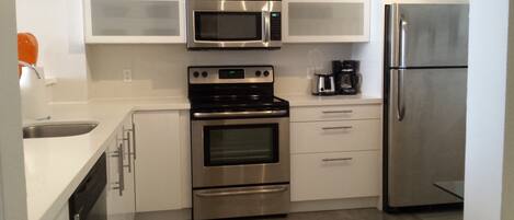 Kühlschrank, Mikrowelle, Ofen, Herdplatte