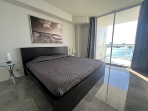 2 bedrooms, desk, iron/ironing board, WiFi - Golden Bay 608, (Sunny Isles Beach)