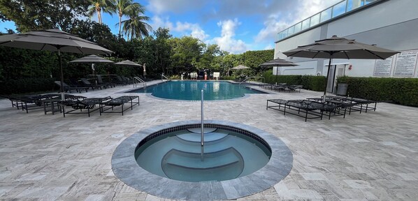 Outdoor pool, a heated pool - Golden Bay 608, (Sunny Isles Beach)