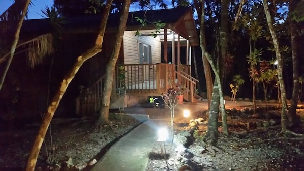 Vista frontal de la propiedad