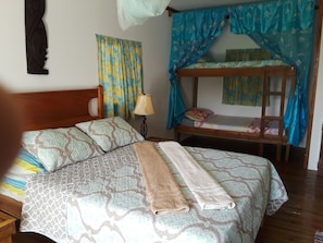 Premium bedding, down duvets, individually decorated - Hidden Haven - Hostel (Unitedville)