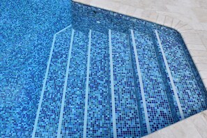 Outdoor pool, open 7:30 AM to 9:00 PM, pool umbrellas, pool loungers - Hidden Haven - Hostel (Unitedville)