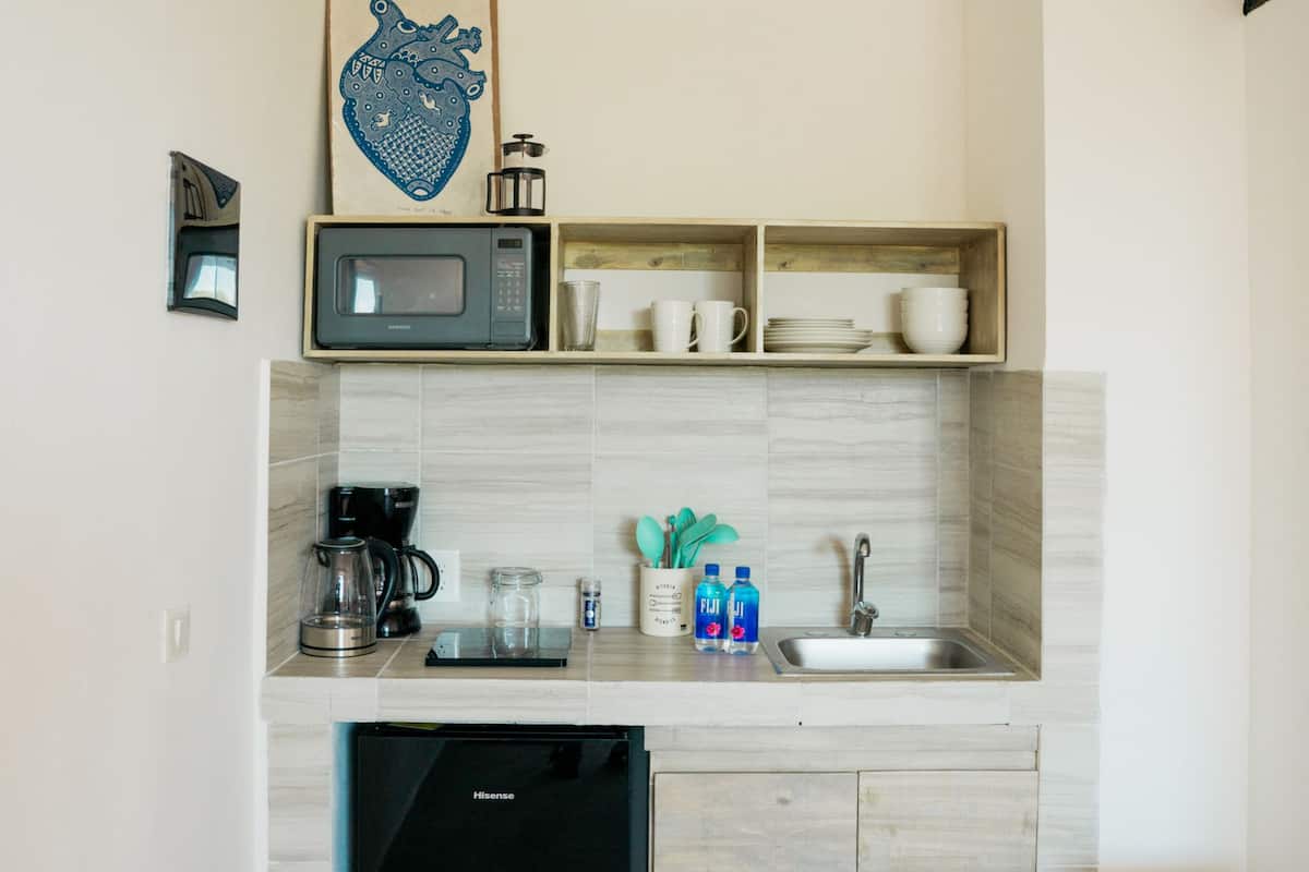 Frigorífico, microondas, horno y placa de cocina