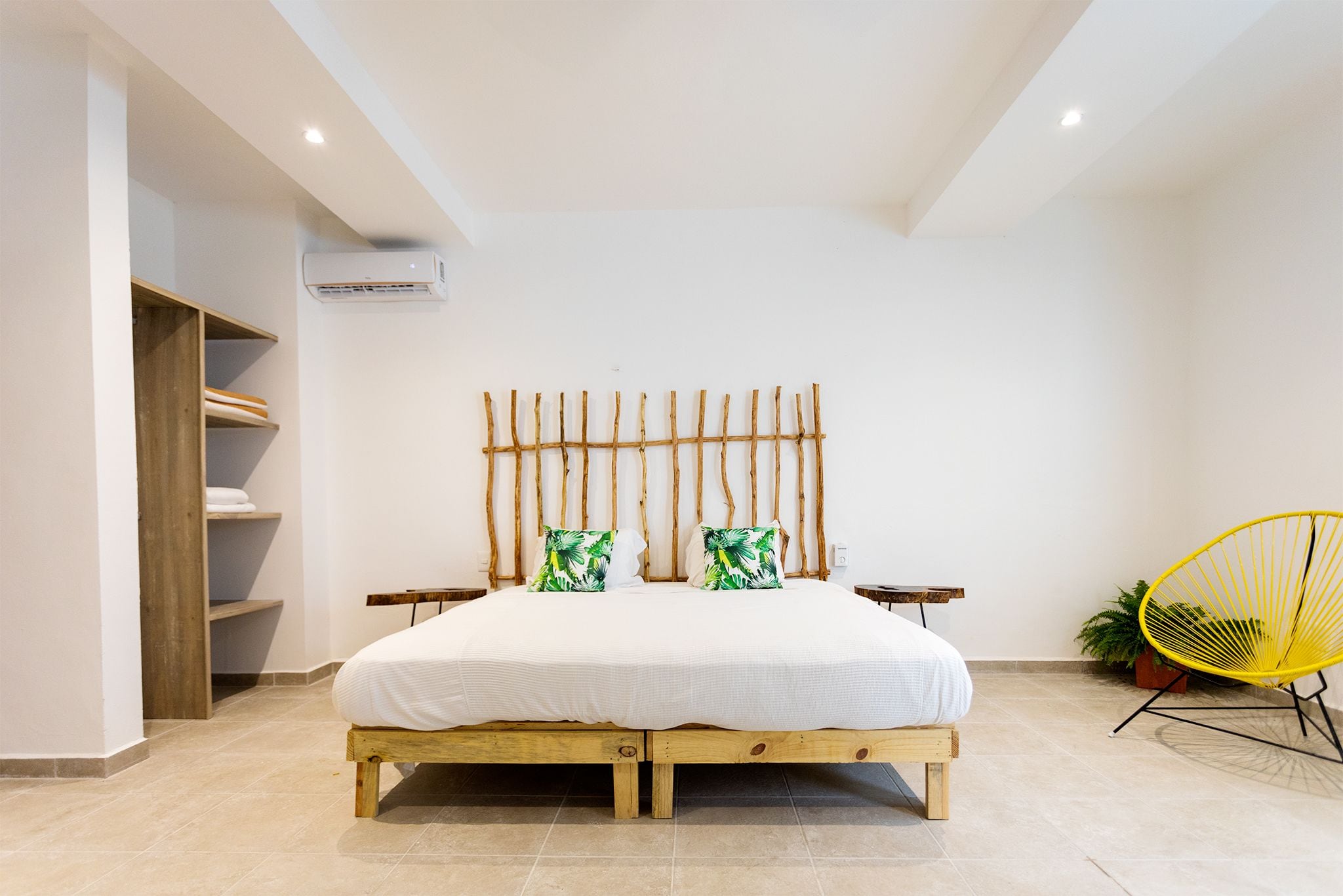 Individualmente decorados, escrivaninha, cortinas blackout