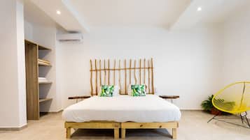 Decoración personalizada, escritorio y cortinas blackout