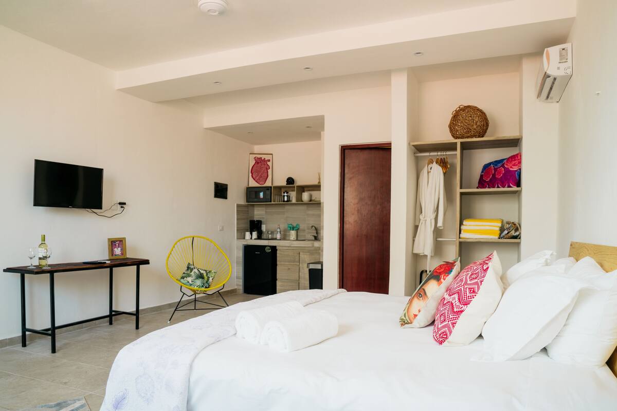 Apartamento Signature, 1 cama de matrimonio grande | Escritorio, cortinas opacas, tabla de planchar con plancha
