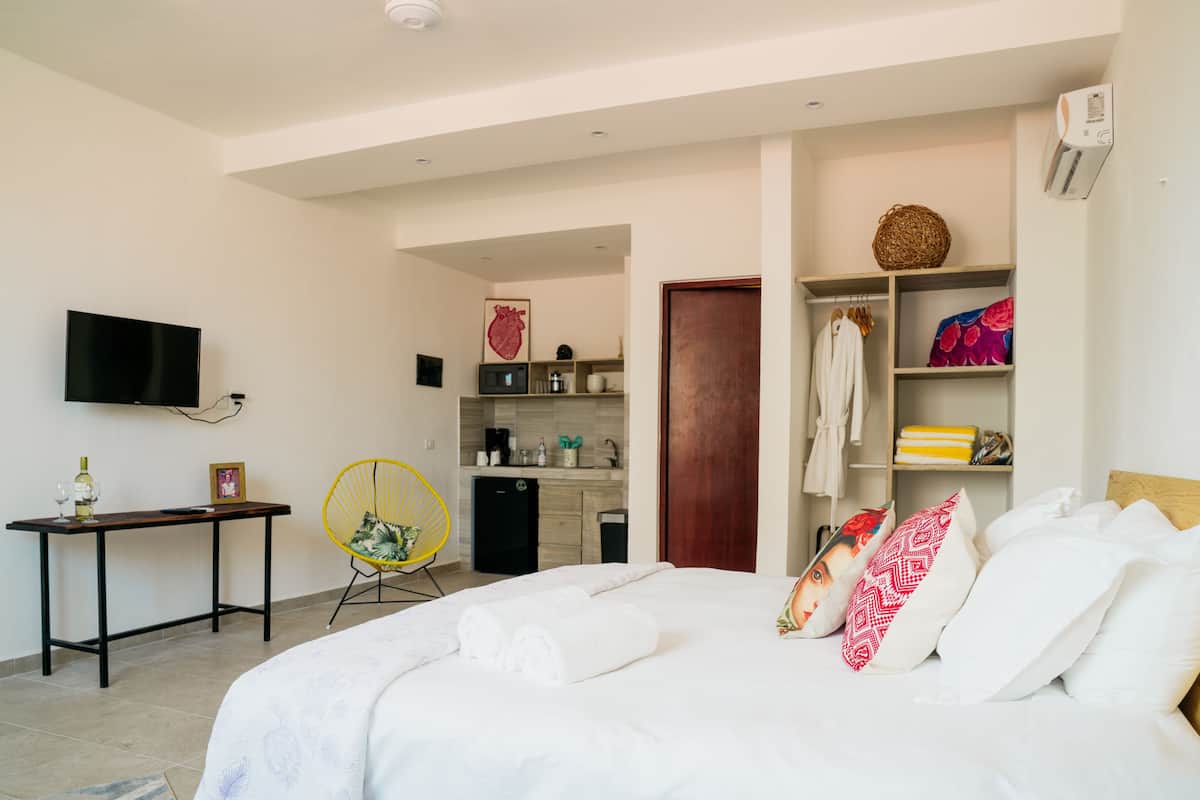 Apartamento Signature, 1 cama de matrimonio grande | 1 dormitorio, decoración individual, escritorio y cortinas opacas