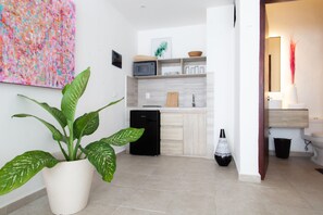 電冰箱、微波爐、烤箱、爐台