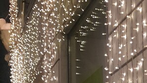 A building entrance with string lights. - VENETO COMFORTABLE APARTMENT (one night for up to 6 people) (Roma)