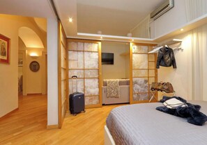 2 chambres, coffres-forts dans les chambres, bureau