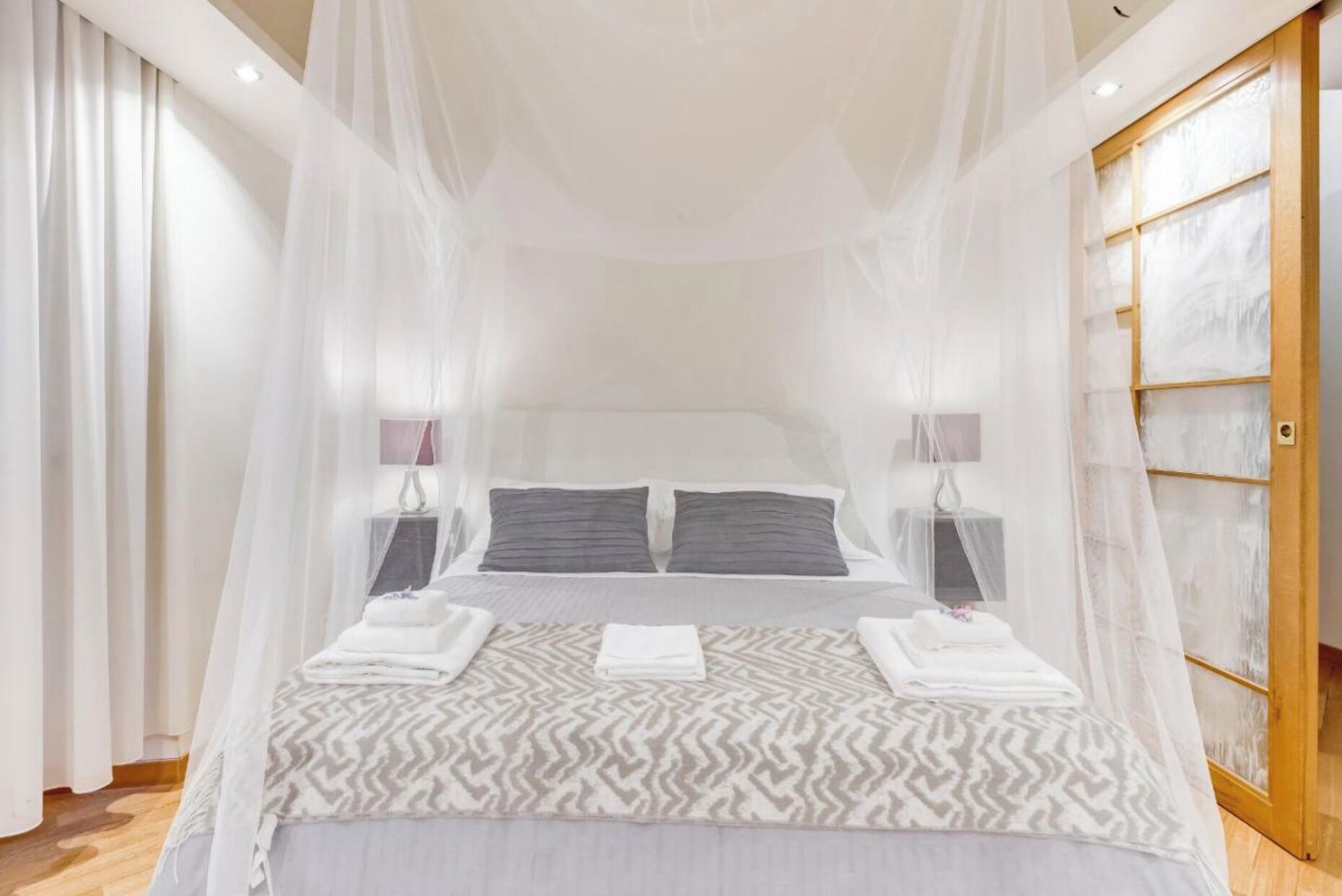 2 soverom, safe på rommet, skrivebord og lydisolert