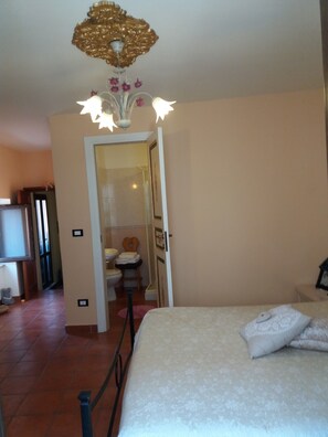 Shower, rainfall showerhead, hair dryer, towels - Myosotis (Introdacqua)