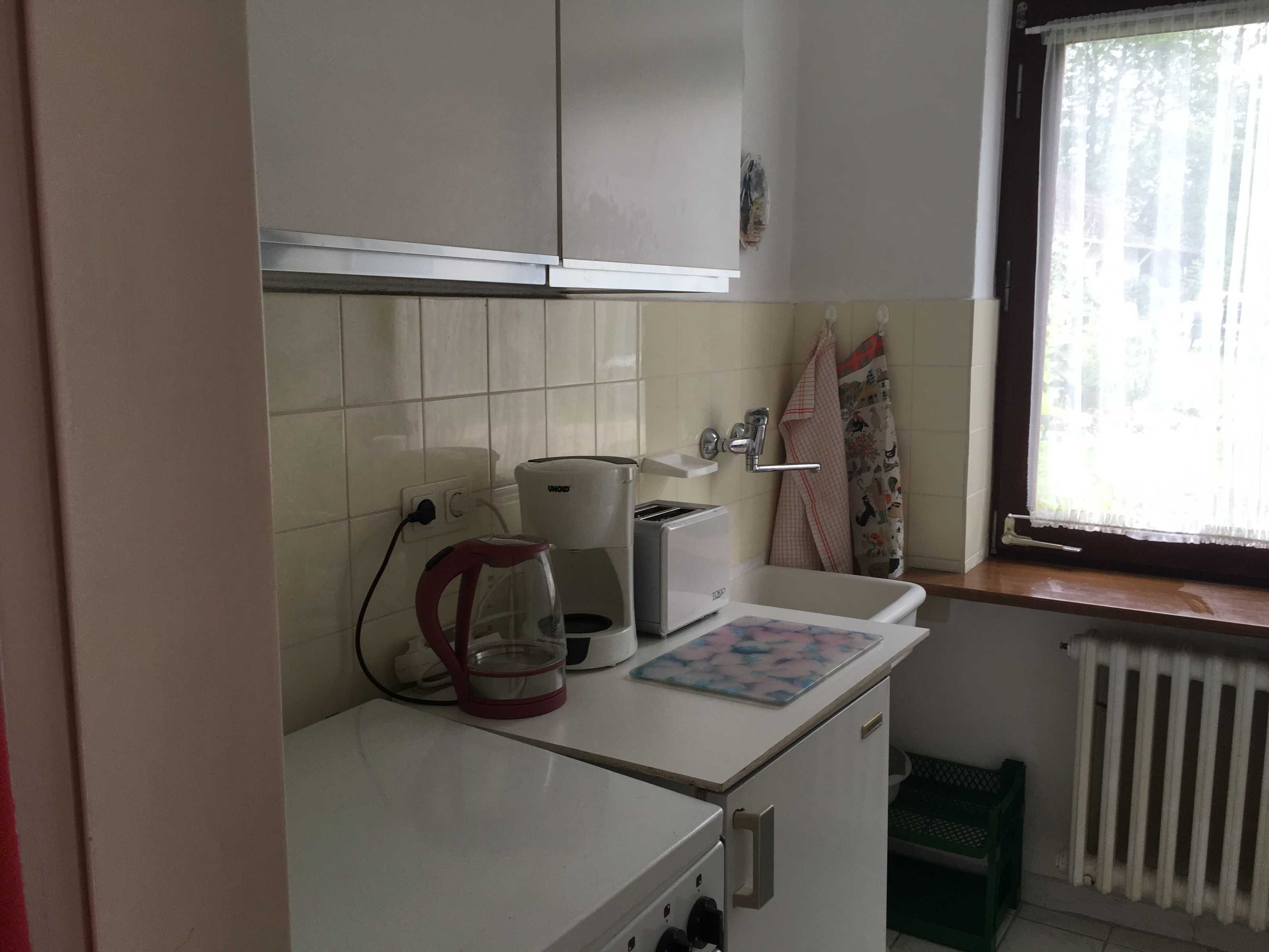 Kühlschrank, Ofen, Wasserkocher mit Kaffee-/Teezubehör, Wasserkocher