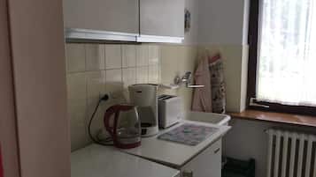 Kühlschrank, Ofen, Wasserkocher mit Kaffee-/Teezubehör, Wasserkocher