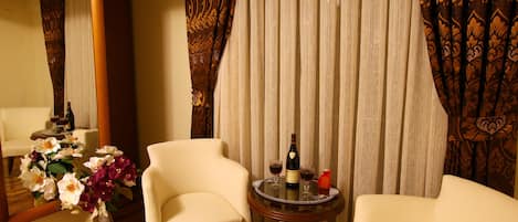 1 bedroom, premium bedding, down comforters, free minibar items