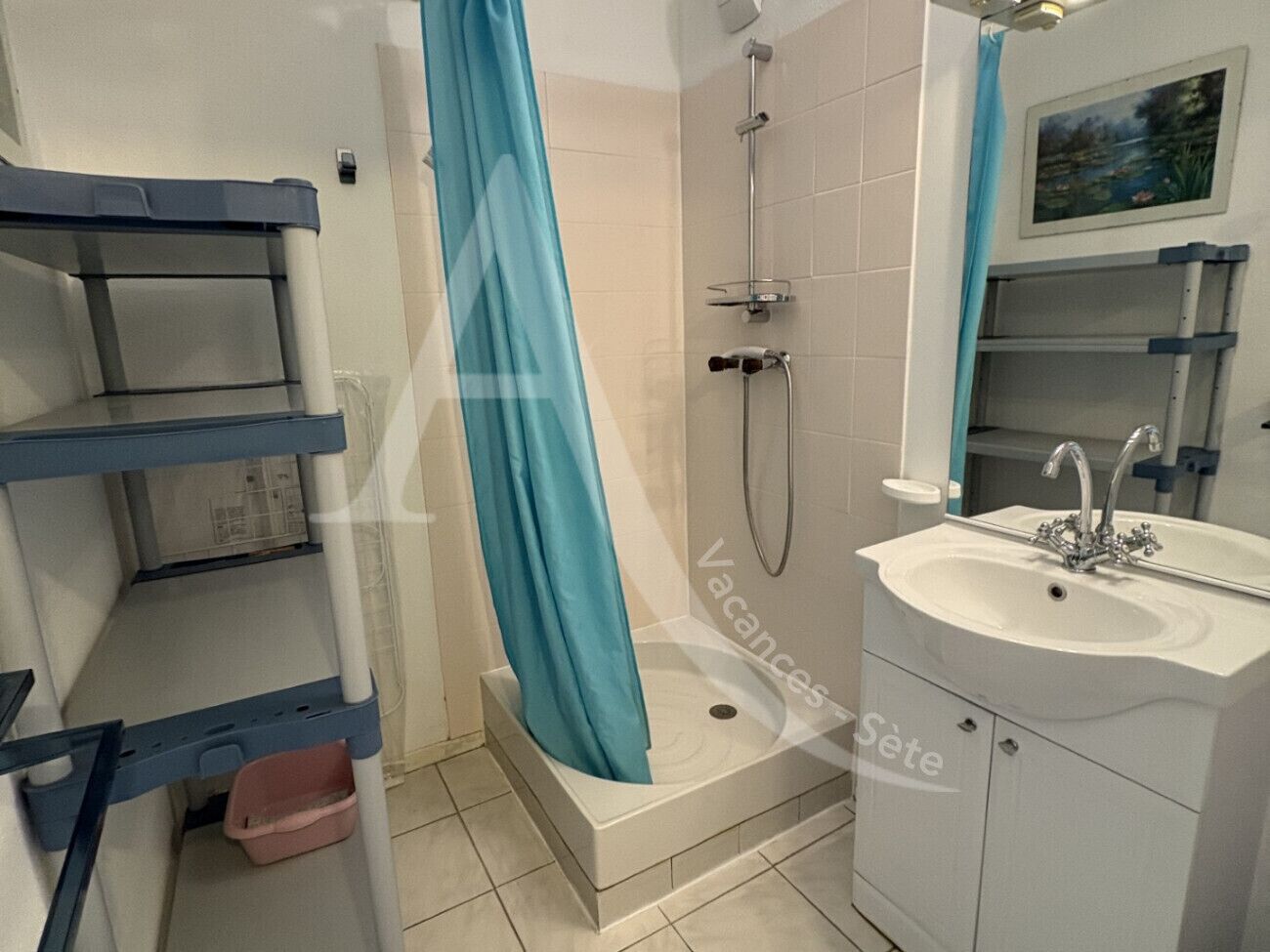 Un baño con ducha, lavamanos y espejo.