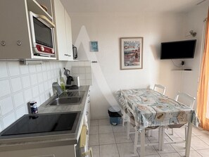 Fridge, microwave, oven, coffee/tea maker - EN 1ERE LIGNE DU PORT DE SETE, 1 CHAMBRE, PKG, PISCINE (Sète)