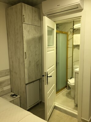 Habitación estándar doble, sin ventanas | Baño | Ducha y cabezal de ducha tipo lluvia