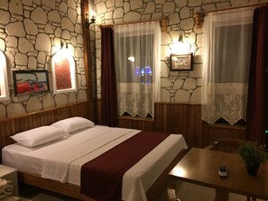 Doppia familiare, vista mare | Minibar, una scrivania, ferro/asse da stiro, lenzuola