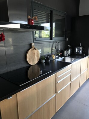 Réfrigérateur, micro-ondes, four, plaque de cuisson