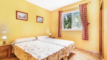 1 slaapkamer, een strijkplank/strijkijzer, internet, beddengoed