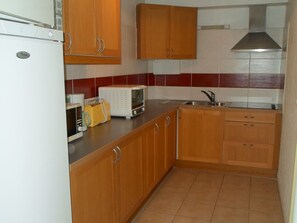 Réfrigérateur, micro-ondes, grille-pain