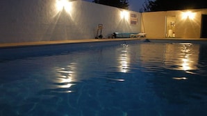 Una piscina con acqua cristallina, circondata da pareti illuminate.