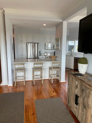 Refrigerador, microondas, horno y parrilla de estufa 