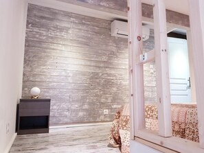 1 chambre, fer et planche à repasser, lit parapluie, draps fournis