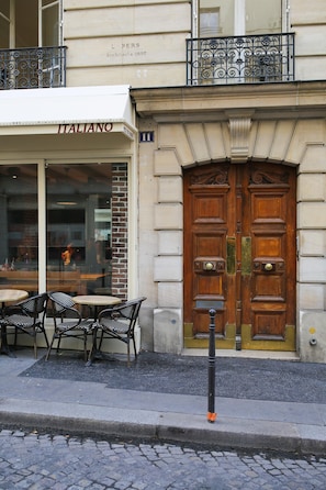 Exterior detail - Luxury next to the Champs Elysées near Charles de Gaulle Etoile metro station (Paris)