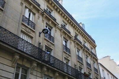 Luxury next to the Champs Elysées near Charles de Gaulle Etoile metro station