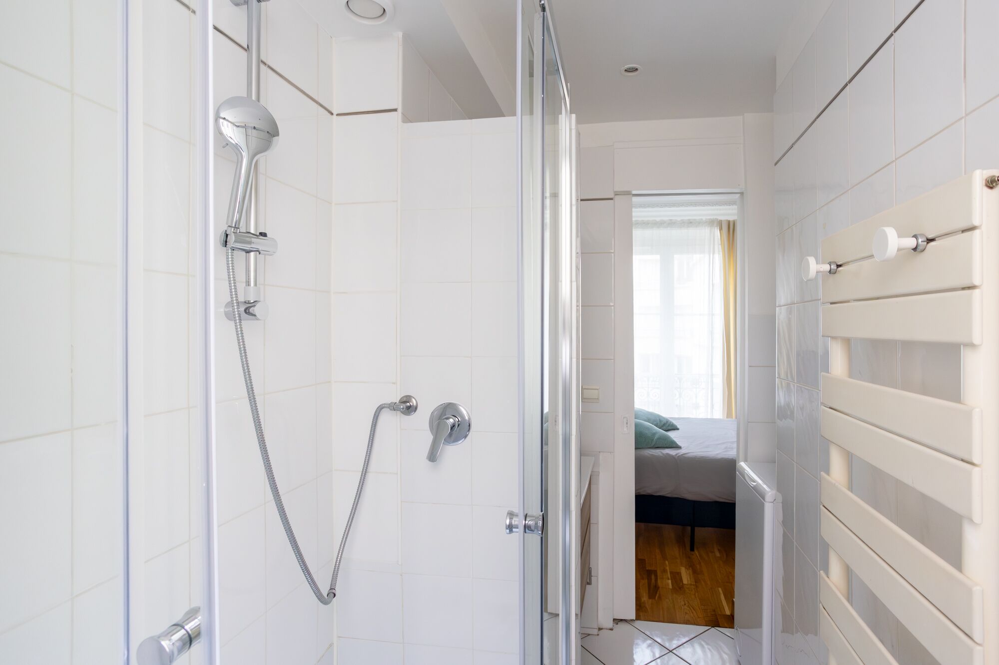 Ducha, secador de pelo, toallas, papel higiénico