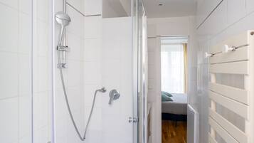 Ducha, secador de pelo, toallas, papel higiénico