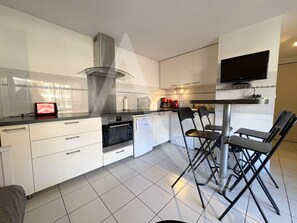 Kühlschrank, Mikrowelle, Ofen, Geschirrspüler