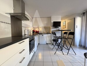 Een koelkast, een microgolfoven, een oven, een vaatwasser