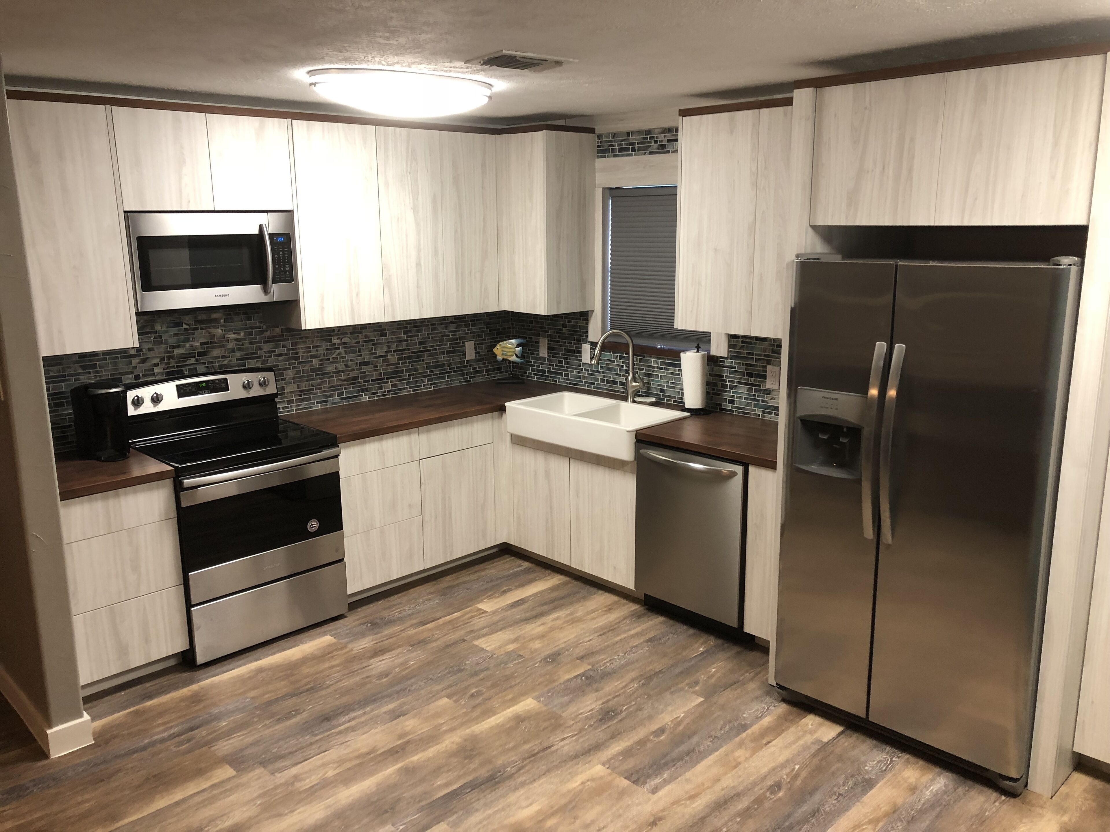 Geladeira, micro-ondas, fogão, cooktop