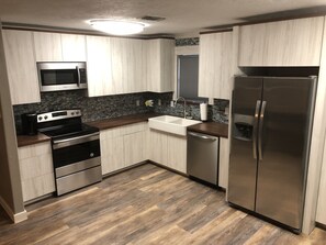 Réfrigérateur, micro-ondes, four, plaque de cuisson