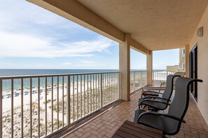 Een balkon met uitzicht op het strand en de oceaan.