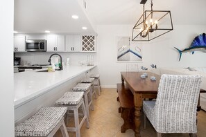 Fridge, microwave, oven, stovetop - Casa Del Sol E1 by Liquid Life (Gulf Shores)